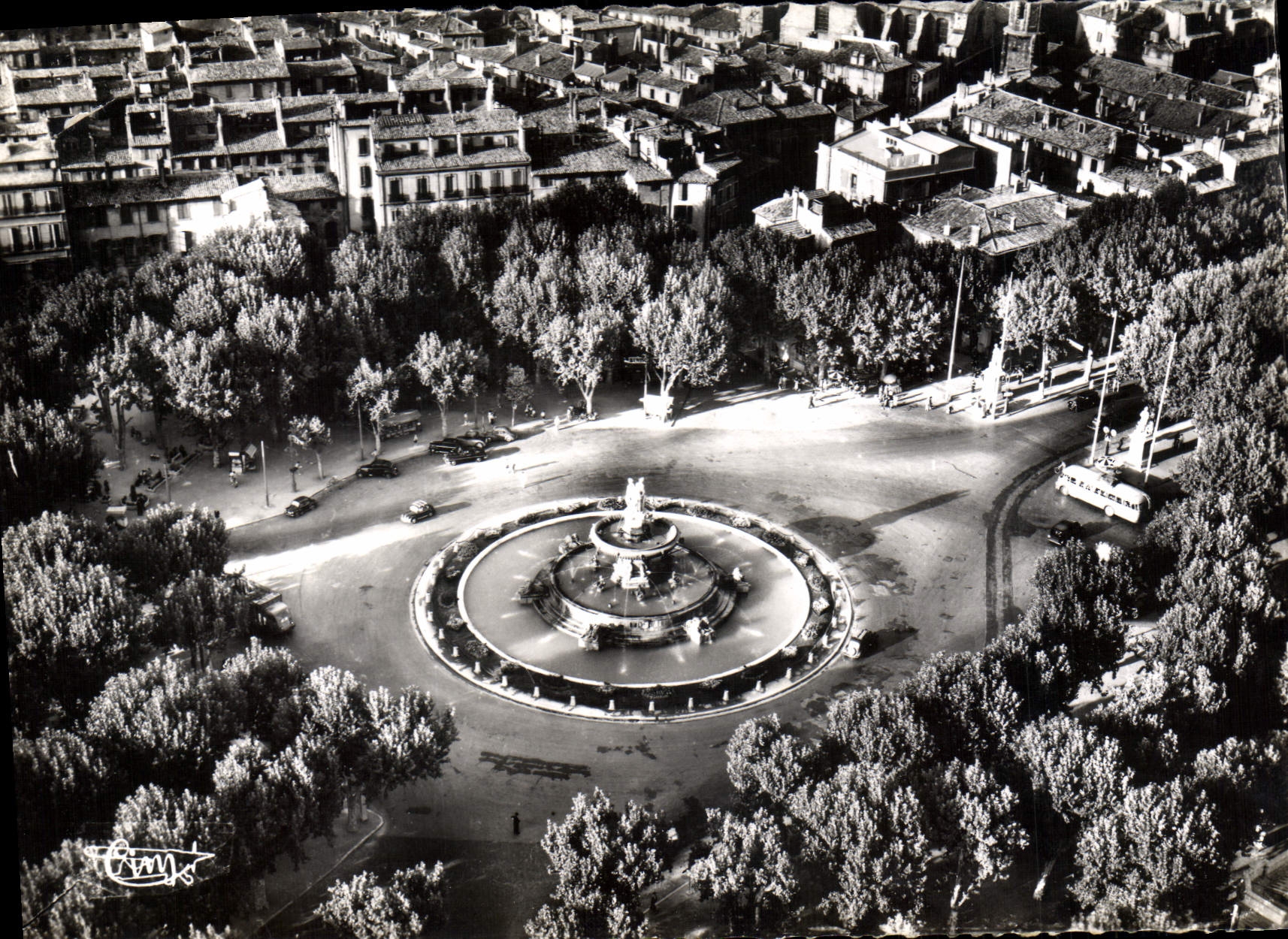 Aix-en-Provence — Vue aérienne de la Rotonde et la Fontaine — Éditions Aériennes COMMER MACON