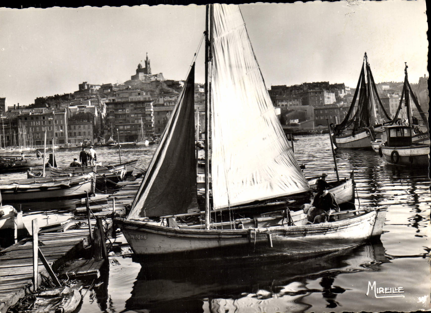 Marseille — Vieux Port et Notre-Dame de la Garde — Mireille