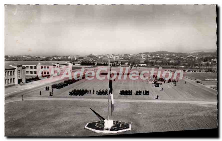 Cérémonie militaire — place centrale avec drapeau — Salon-de-Provence