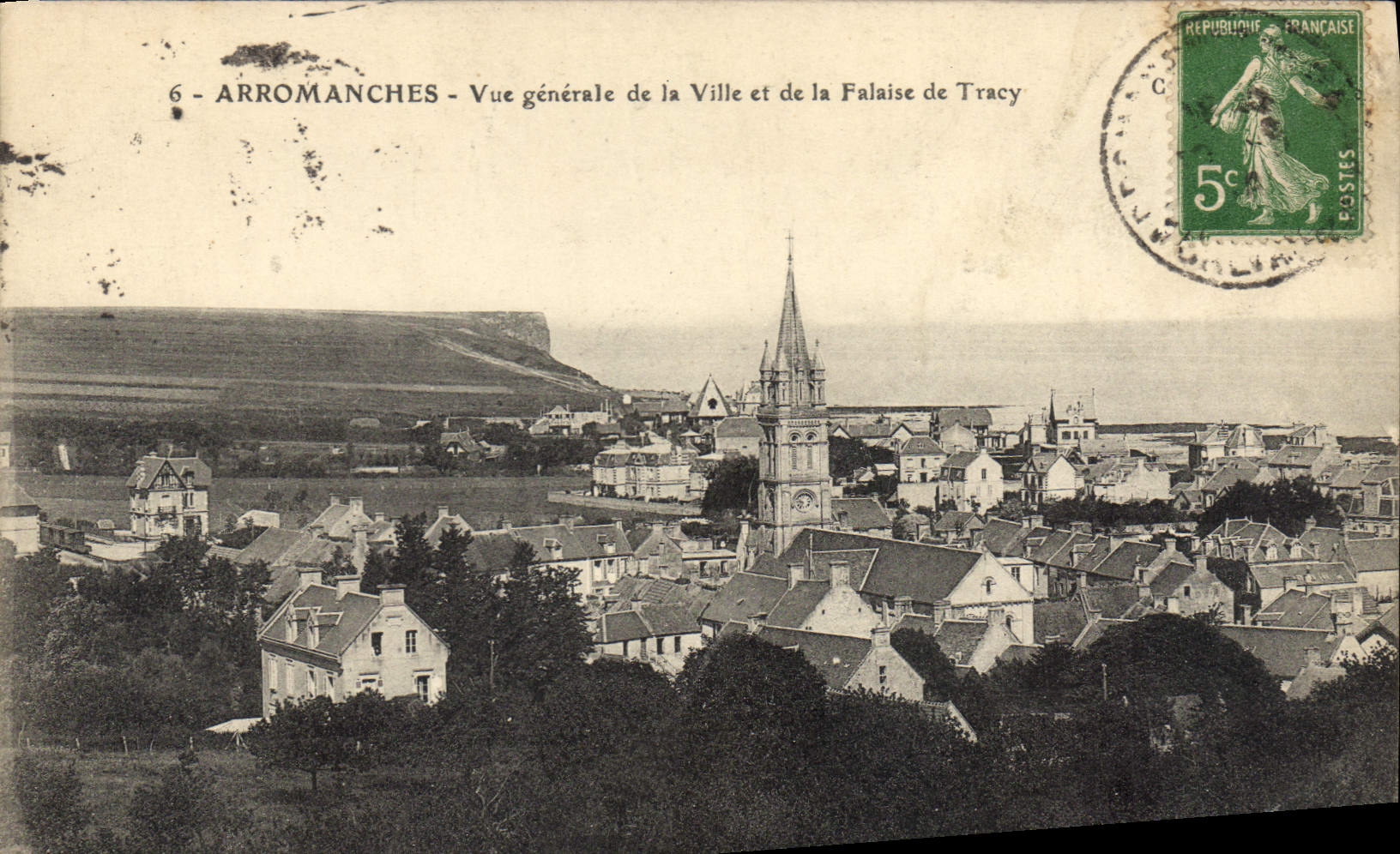 Arromanches - Allgemeiner Blick auf die Stadt und den Tracy-Cliff