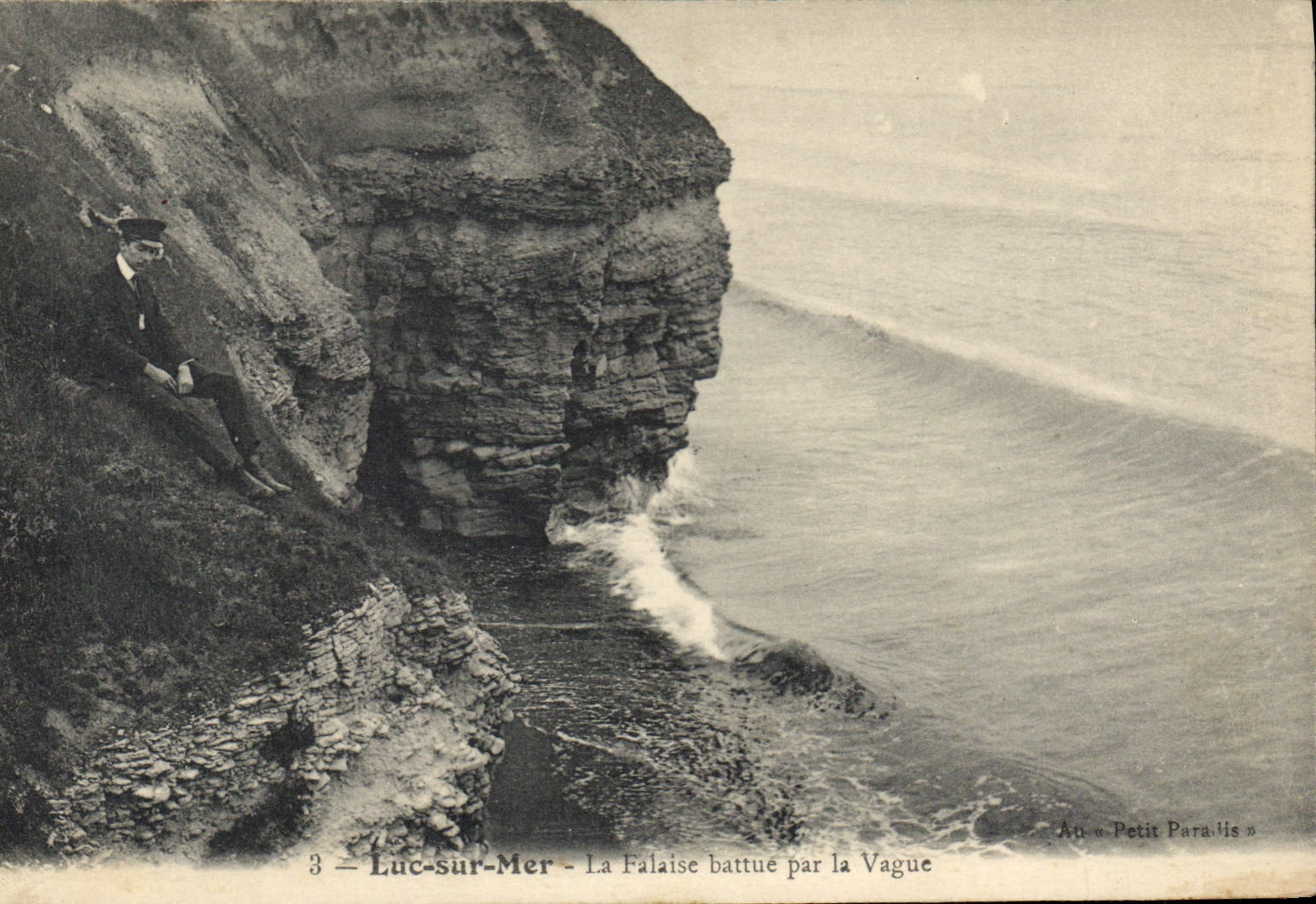 Luc-sur-Mer — Die Klippe, getroffen von der Welle — Bei « Petit Paralis »