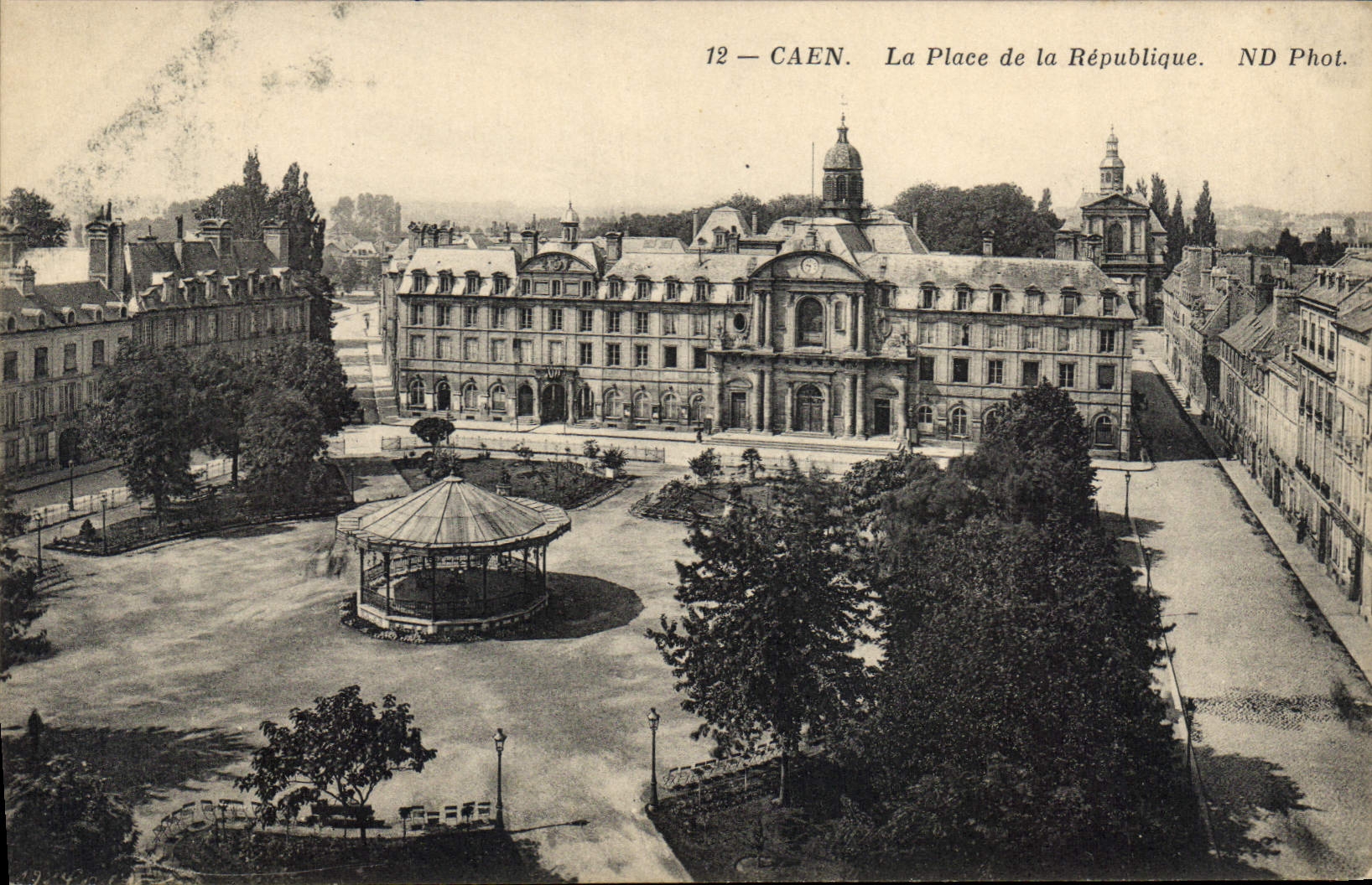 Caen — Die Place de la République — ND Phot.
