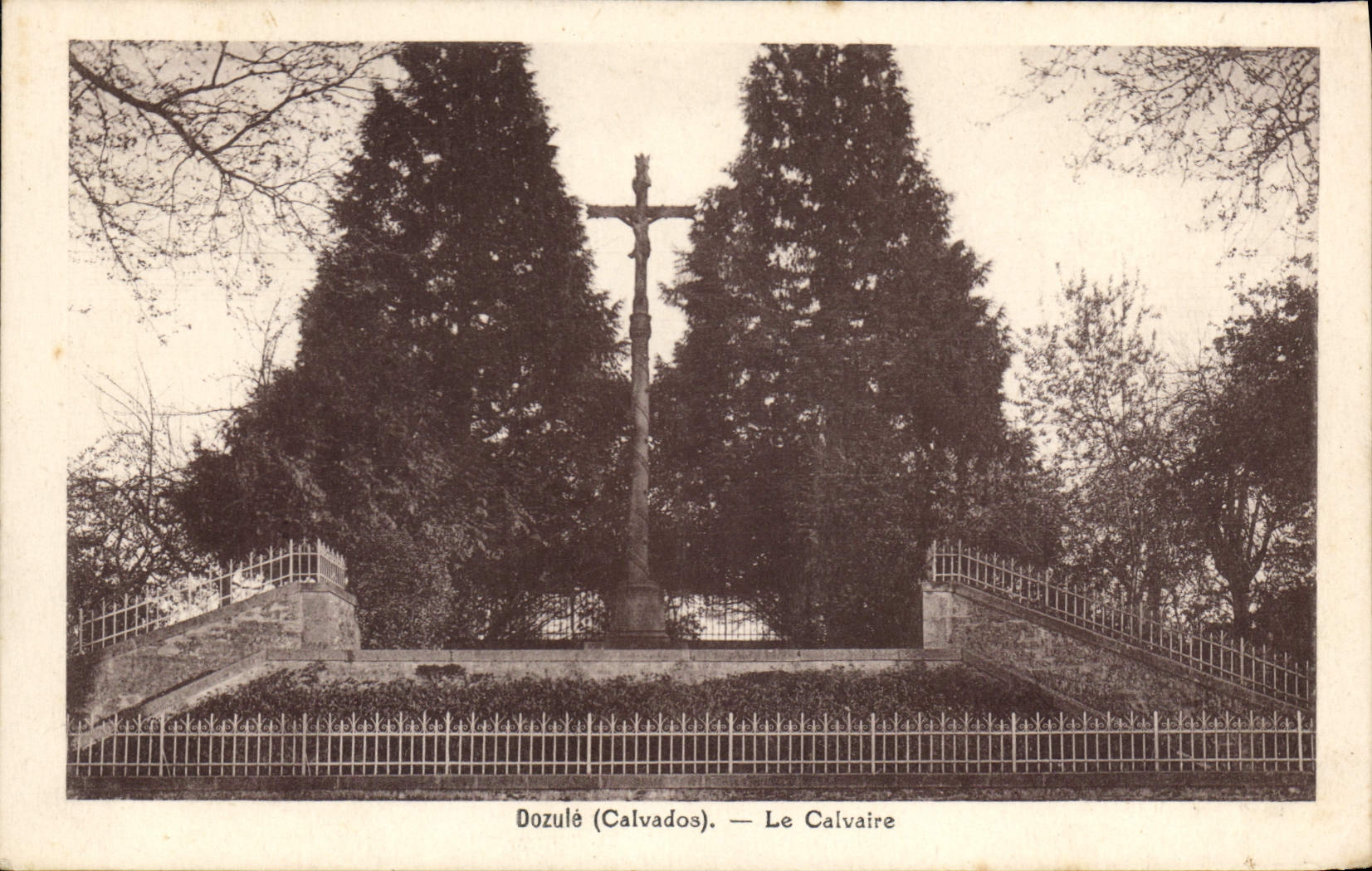 Dozulé (Calvados) — Le Calvaire — Éditions & Caron, Paris