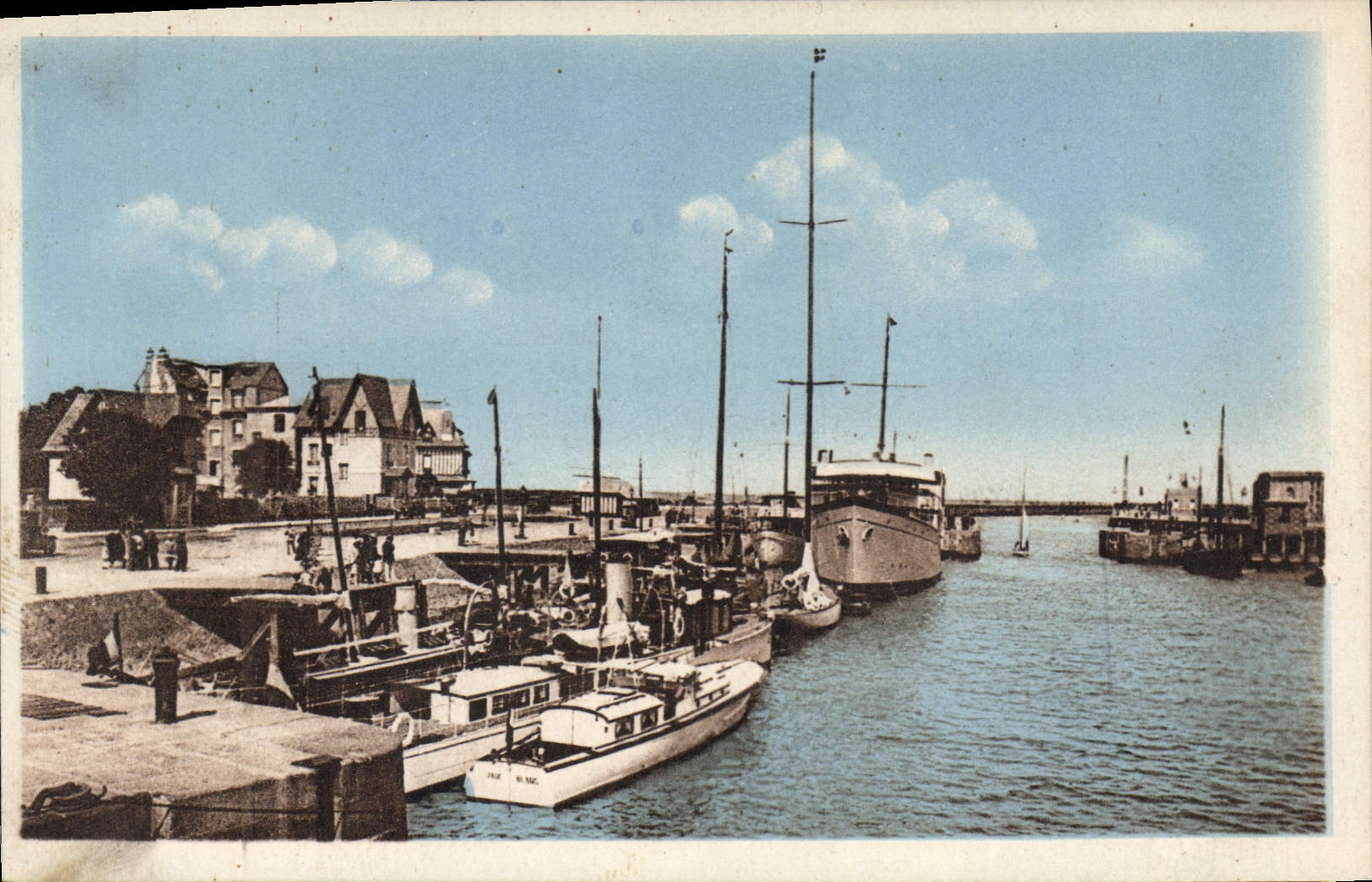 CPA Deauville La Plage Fleurie Un coin du Bassins vers Deauville 