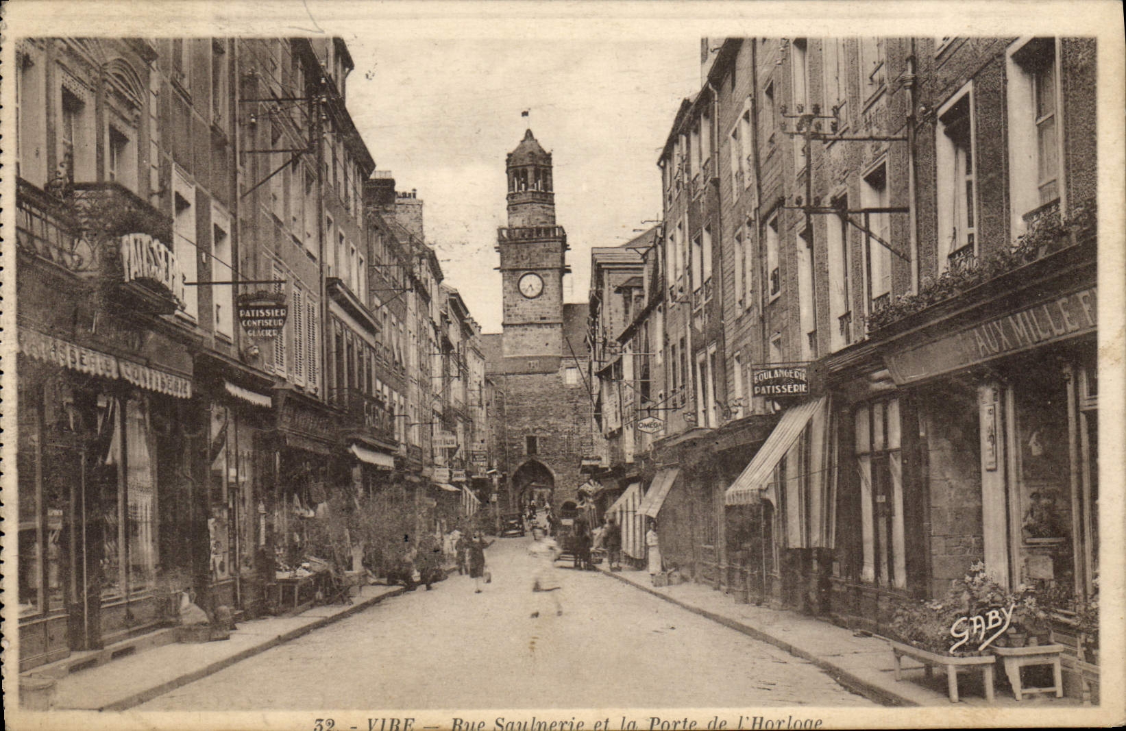 Vire — Rue Saulnerie et la Porte de l'Horloge — Edition Gaby