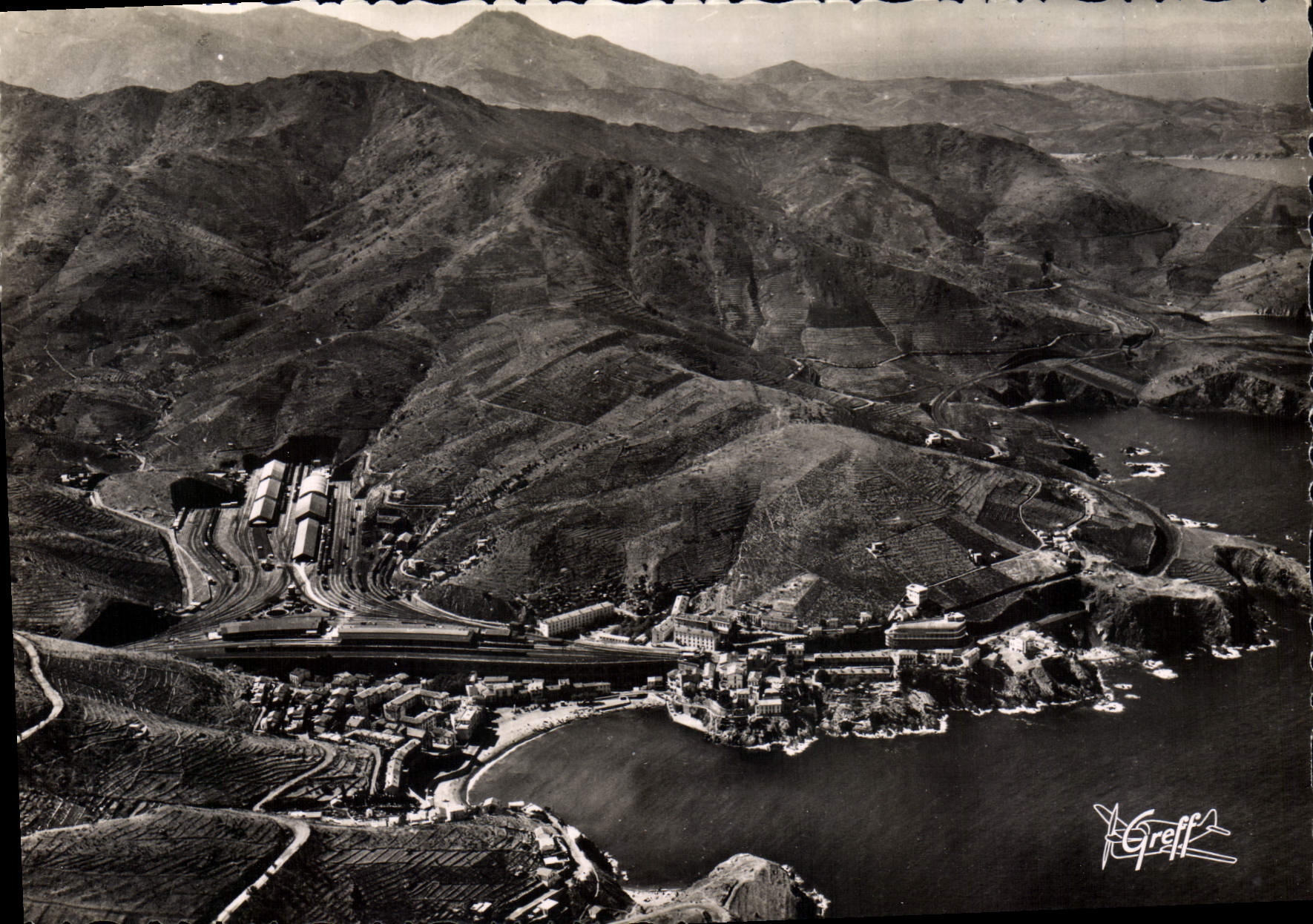 CPSM En Rousillon La Cote Vermeille Vue aerienne Le Cap Cerbere et le Tunnel de Port Bou 