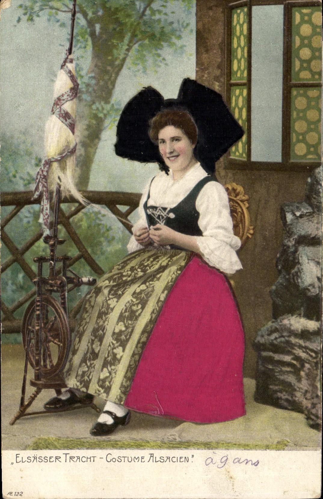 Femme en costume alsacien — tricotant près d'une métairie — éditeur AE 122