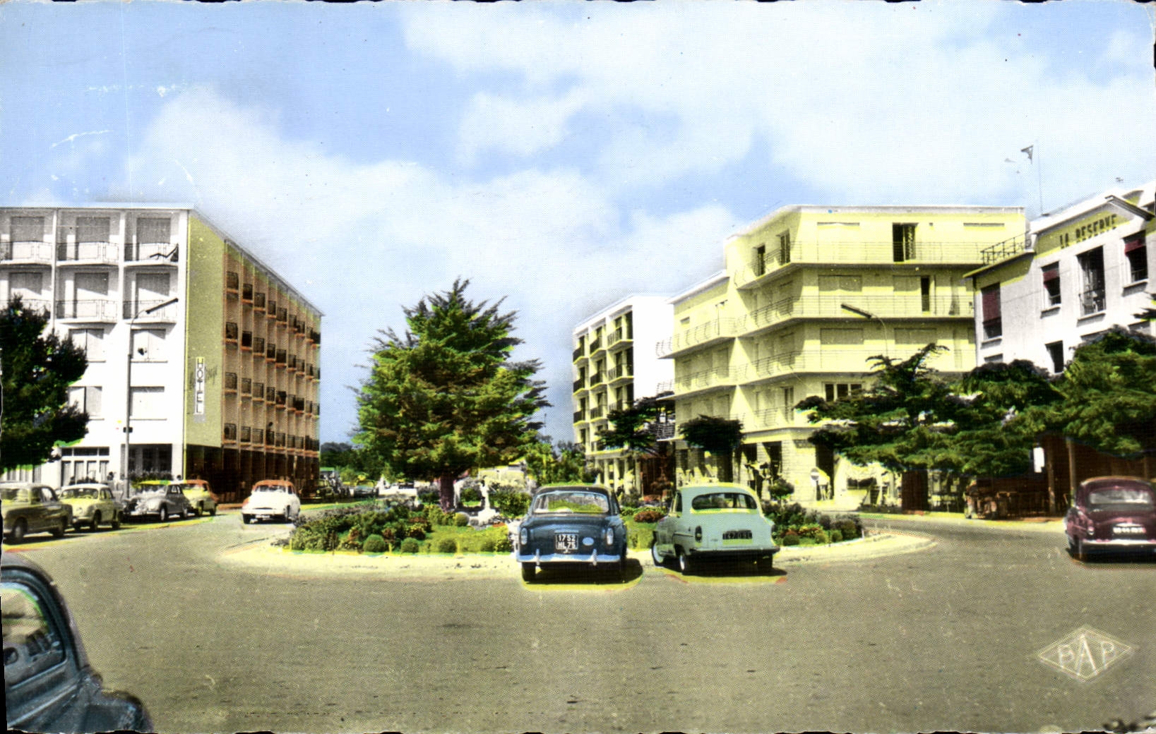 CPA Argeles Sur Mer Place Rond Point de la Plage 