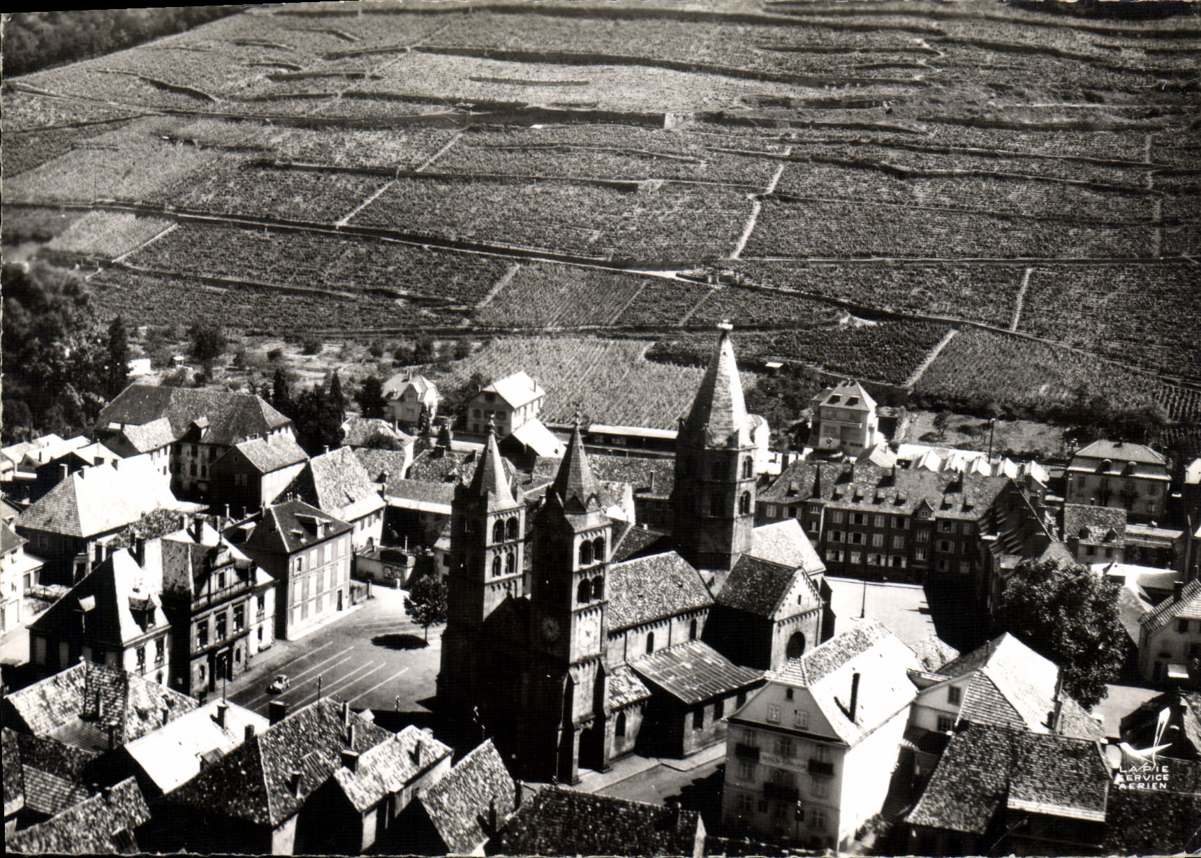 Gueswiller (Haut-Rhin) — Église St-Léger et le vignoble — Service Aérien