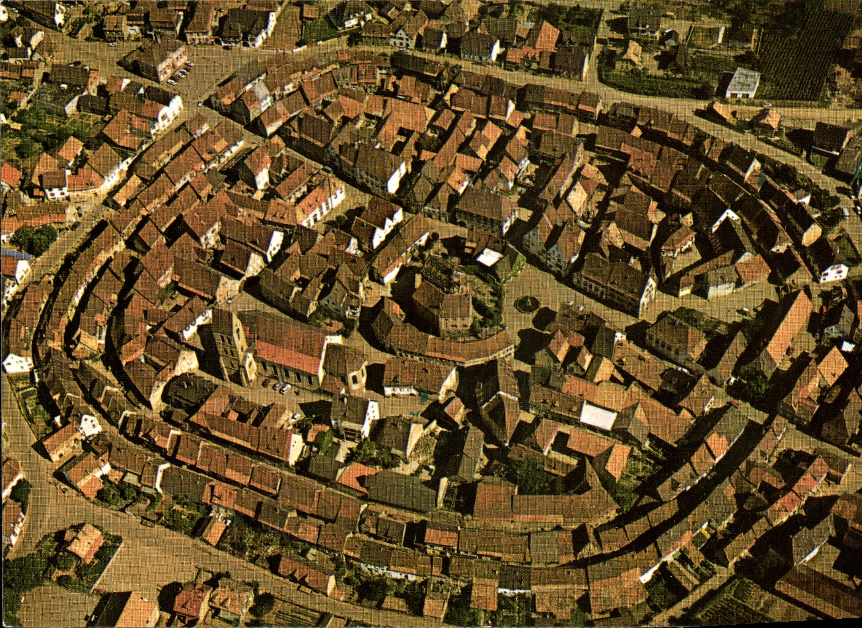 Eguisheim (Haut-Rhin) — luftige Ansicht mit Wallanlagen — Verleger Comblain Imprimeur Mâcon