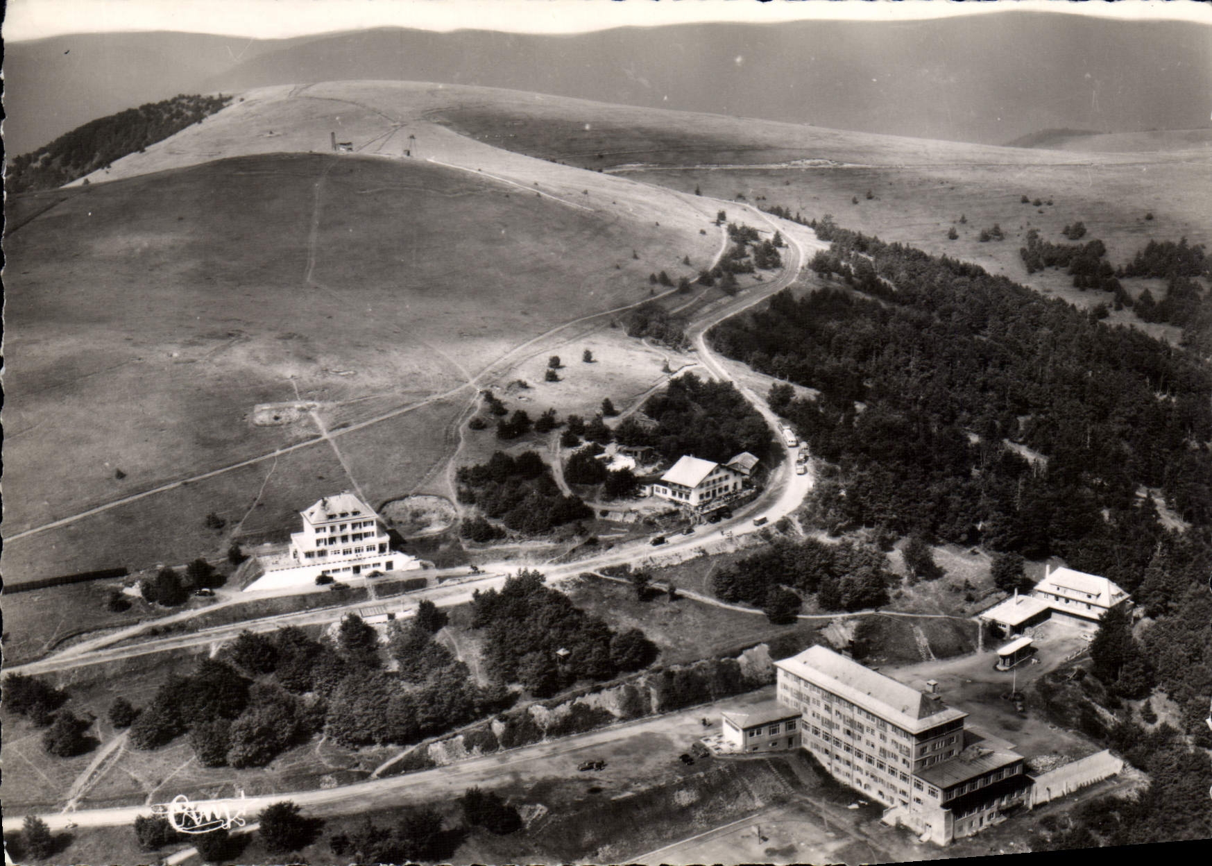 Le Markstein (Haut-Rhin) — Centre touristique et station de sports d'hiver — Vue aérienne — Éditions Aériennes Comier