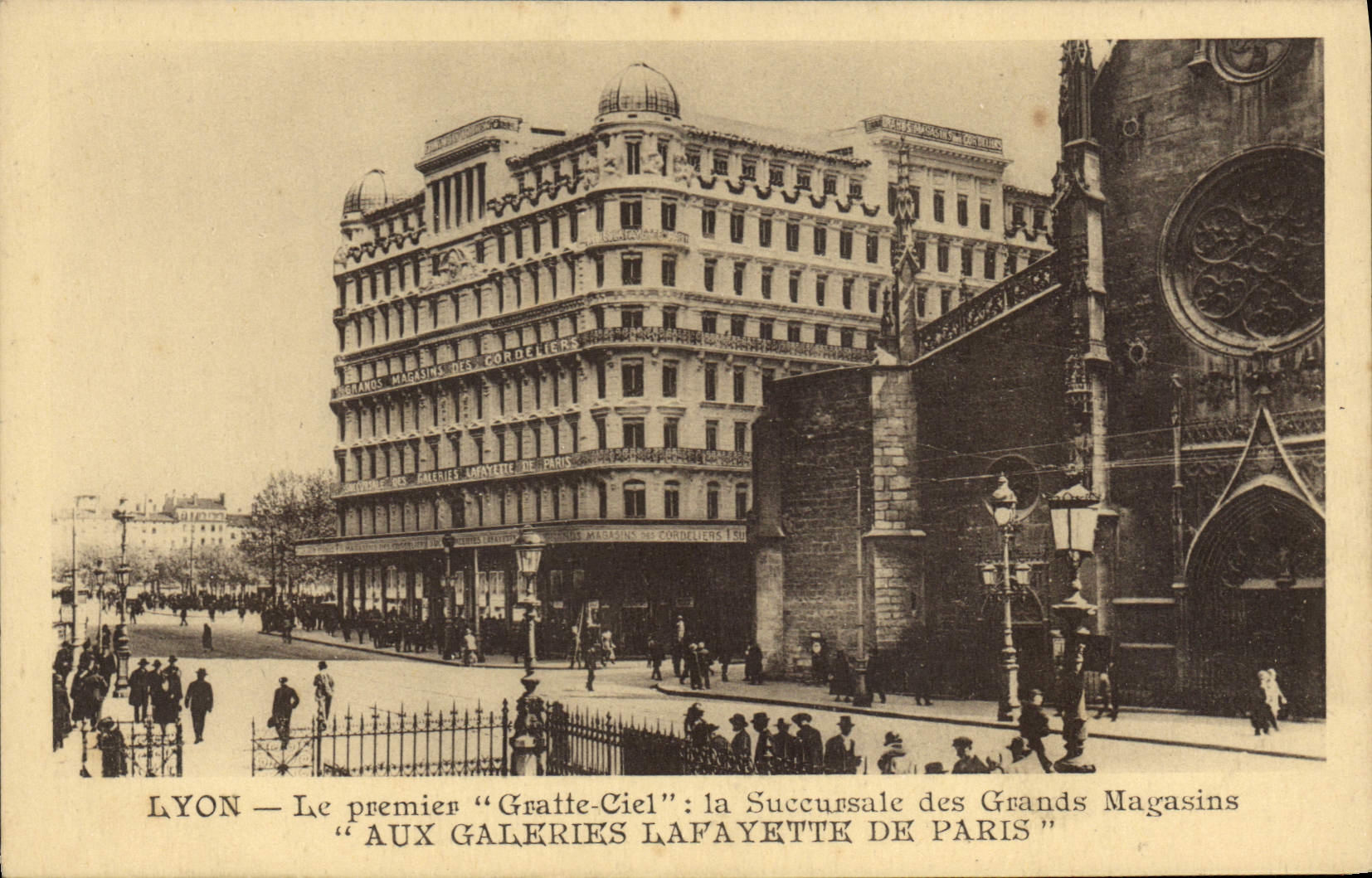 CPA Lyon Le premier Gratte Ciel la Succursale des Grands Magasins 