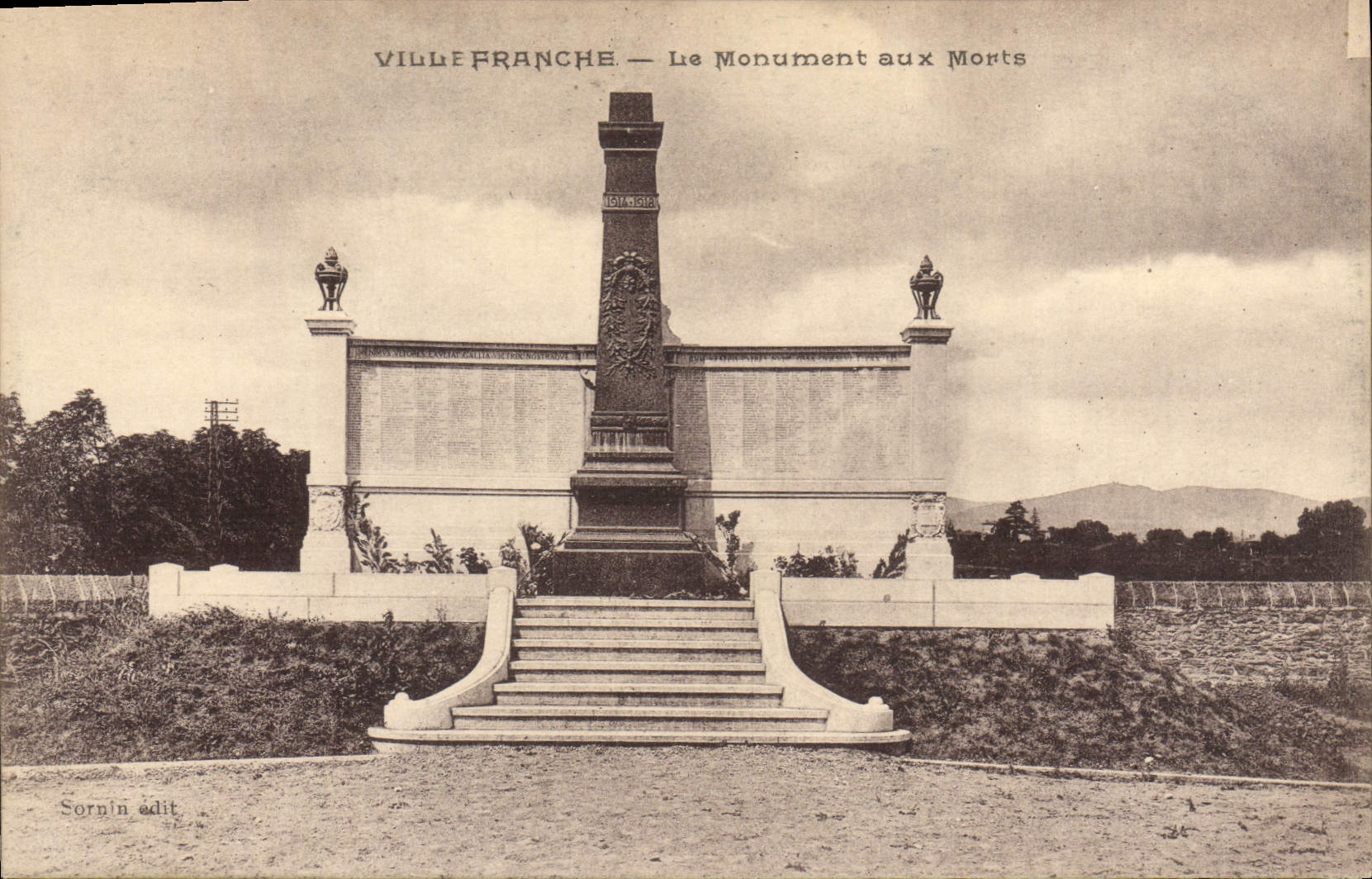 VILLE FRANCHE — Le Monument aux Morts — Sornin edit.