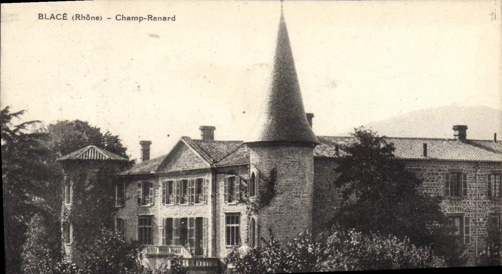 Blacé (Rhône) - Champ-Renard — Château avec tourelle conique