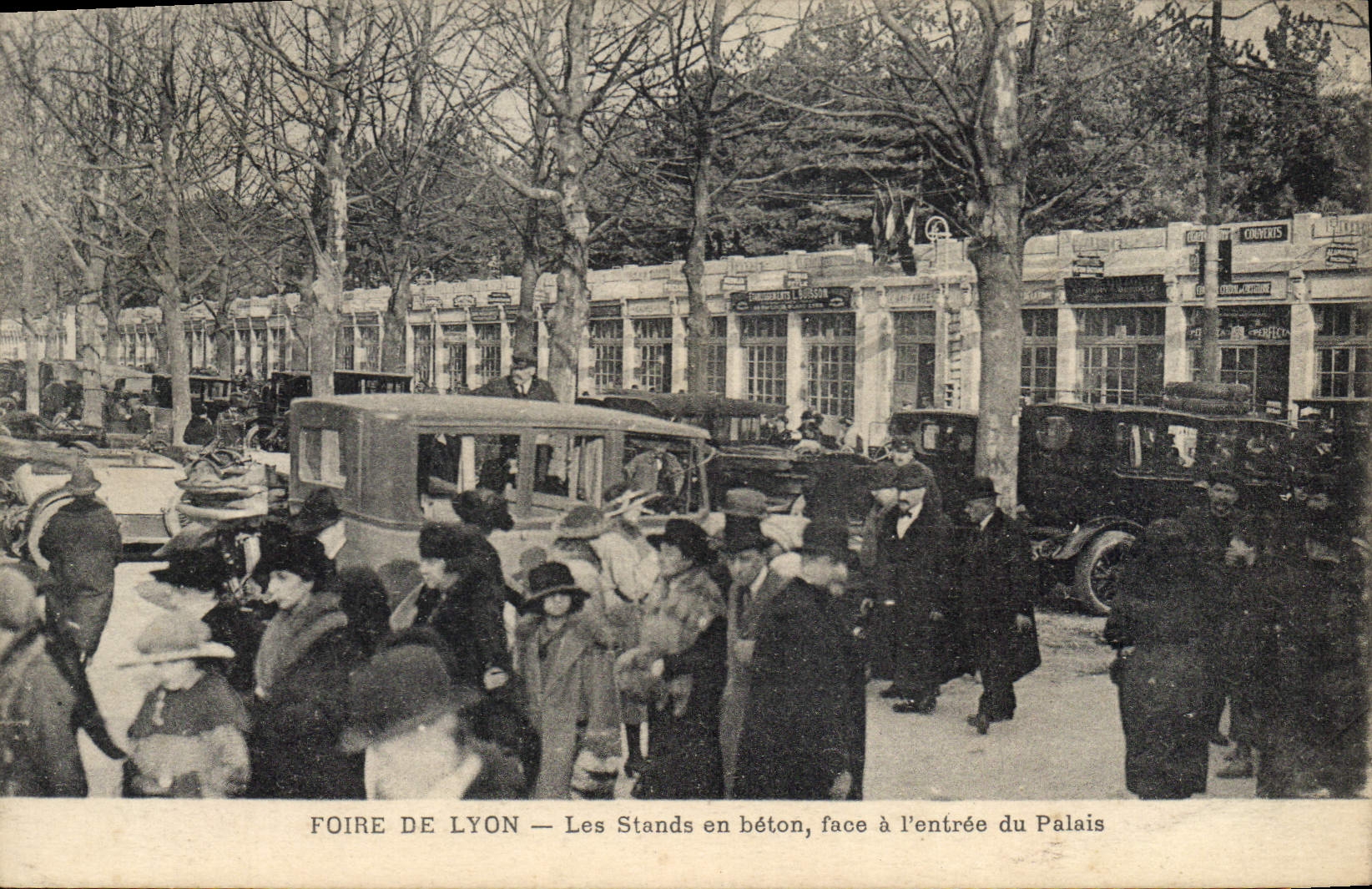 CPA Foire de Lyon Les Stands en beron face a l'entree du Palais 