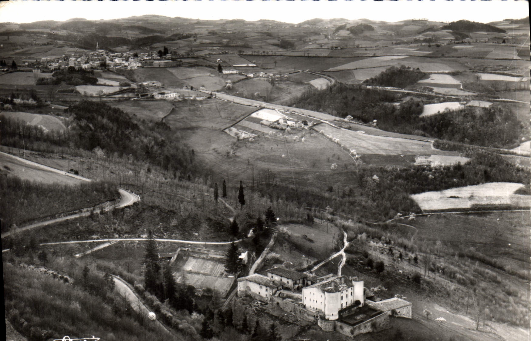 St-Martin-en-Haut (Rhône) — Vue aérienne du château de la Bâtie — Éditions Aériennes, n° 34-57