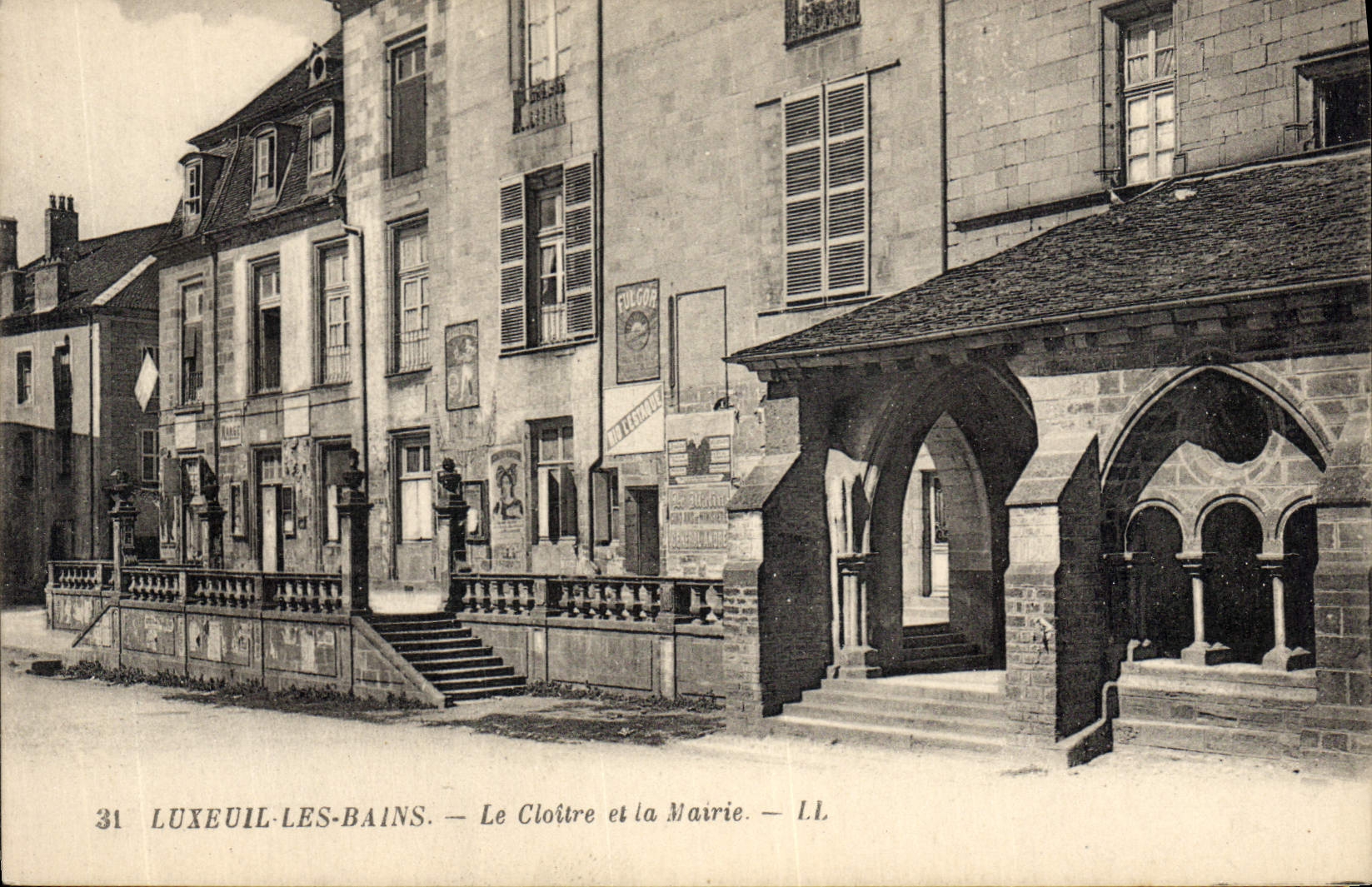 LUXEUIL-LES-BAINS — Le Cloître et la Mairie — I.L.