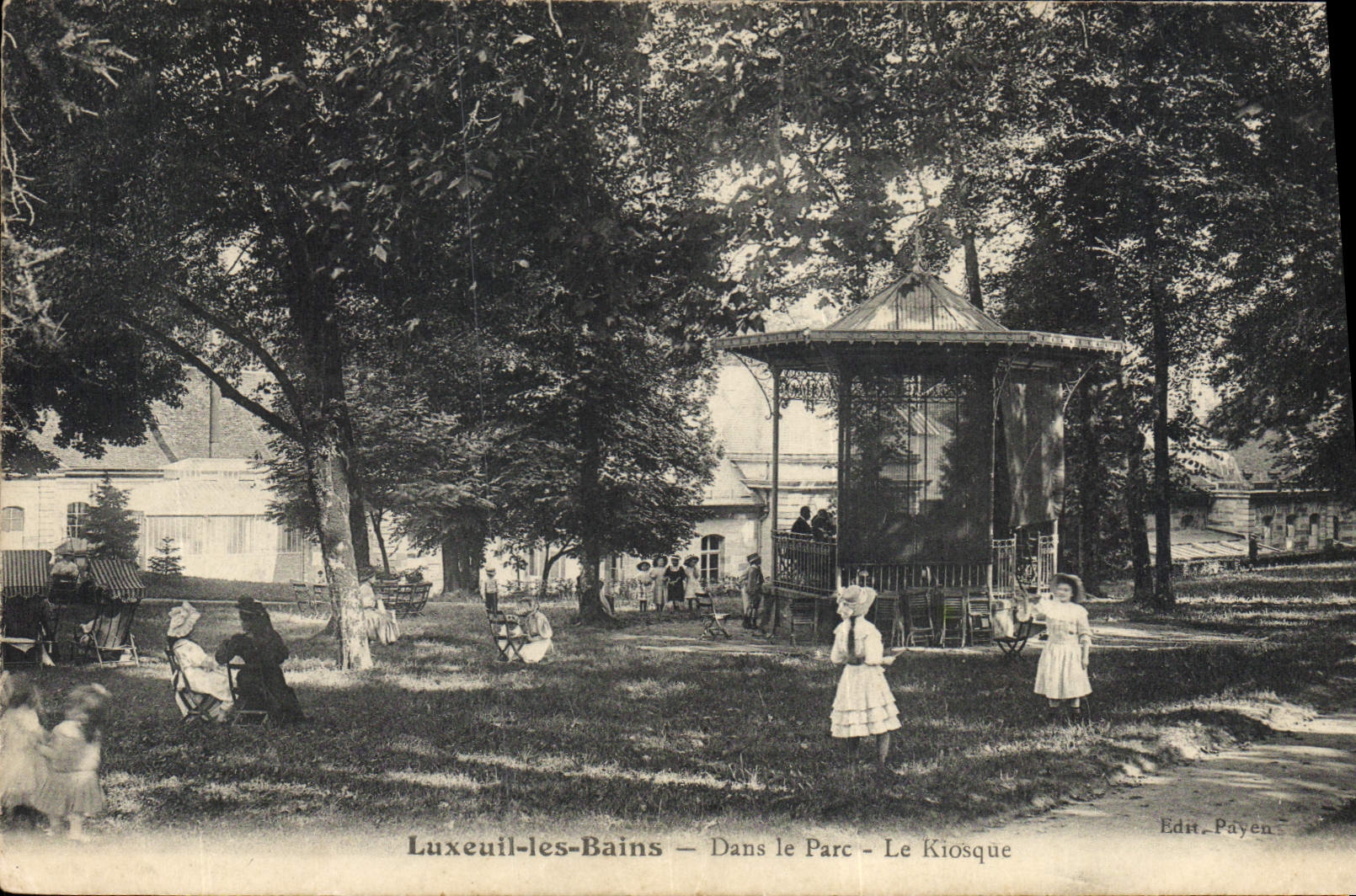 CPA Luxeuil les Bains Dans le Parc Le Kiosque 