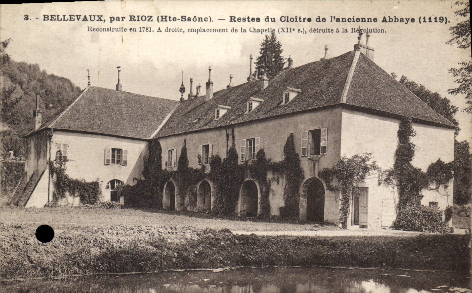 Bellevaux, par Rioz (Hte-Saône) — Restes du Cloître de l'ancienne Abbaye (1119). Reconstituée en 1781. A droite, emplacement de la Chapelle (XIIe s.), détruite à la Révolution.