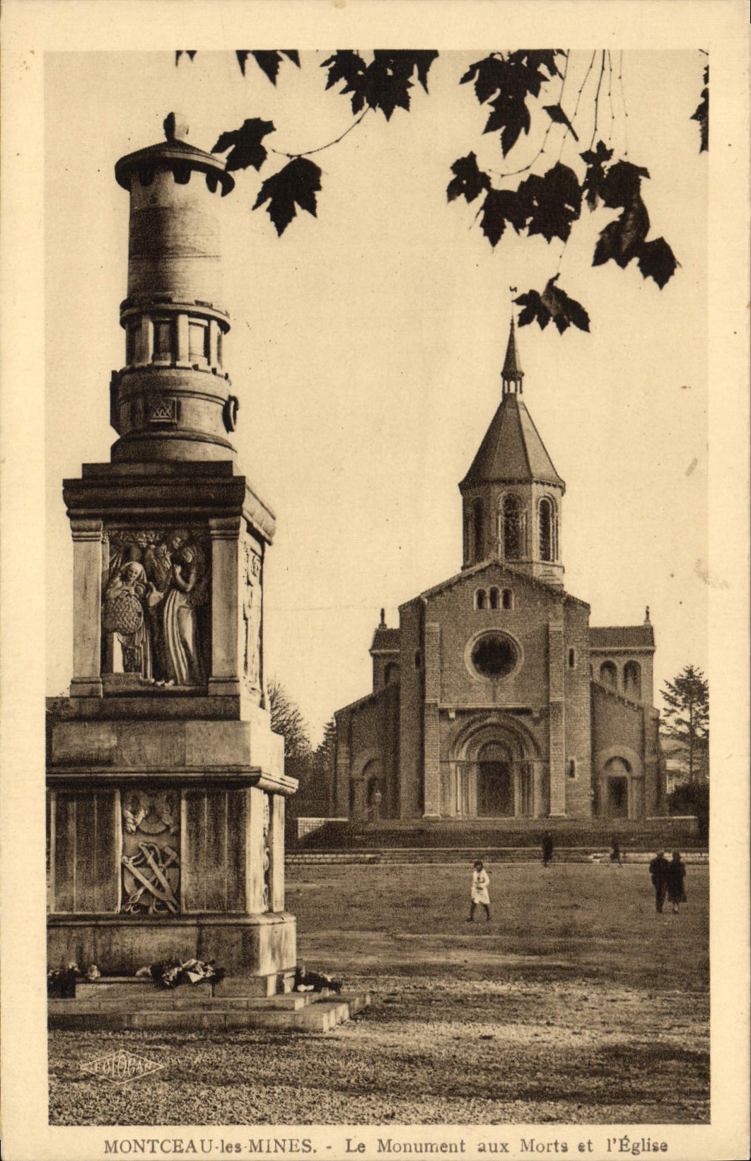 Montceau-les-Mines - Le Monument aux Morts et l'Église