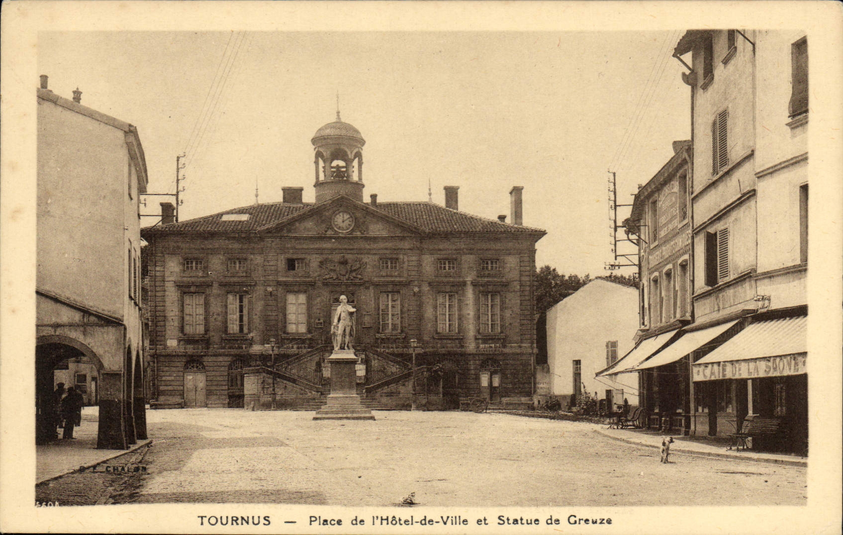 Tournus — Place de l'Hôtel-de-Ville et Statue de Greuze
