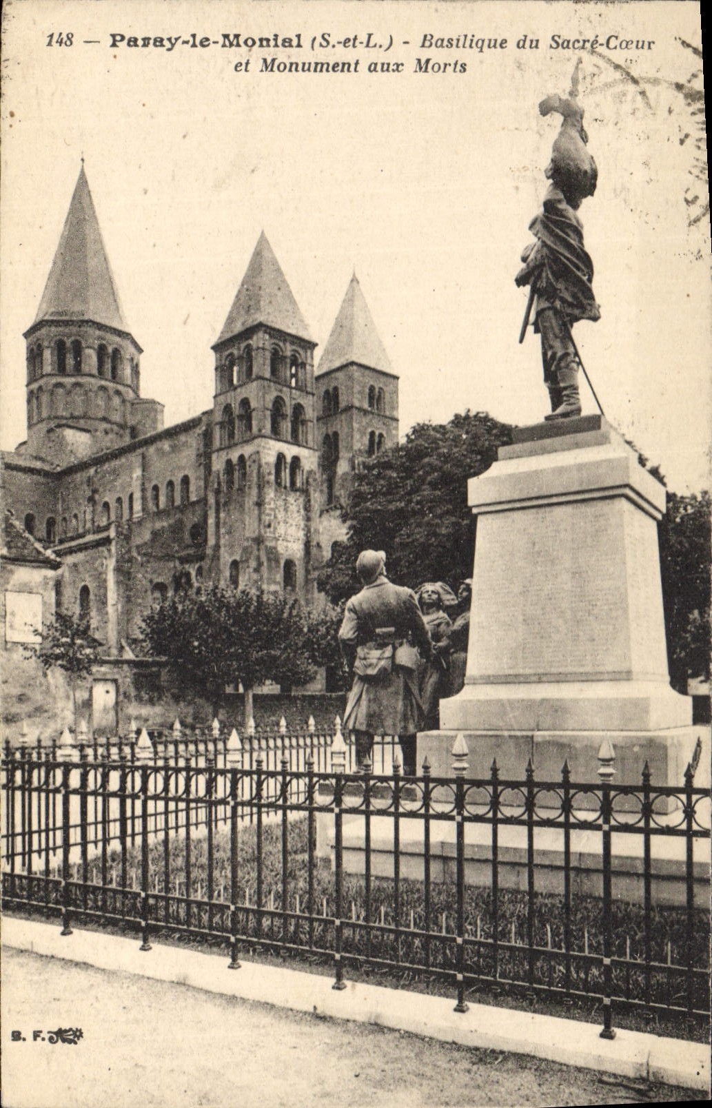 Paray-le-Monial (S.-et-L.) - Basilique du Sacré-Cœur et Monument aux Morts