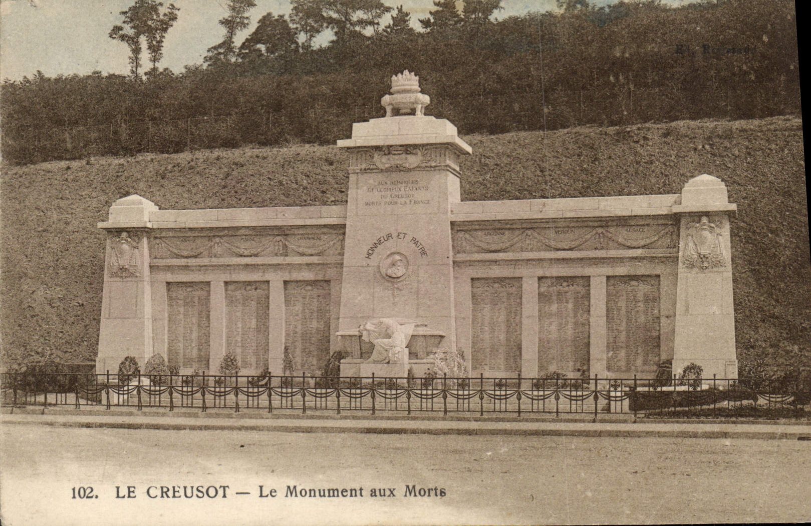 Le Creusot — Le Monument aux Morts — Éditeur R. Buser, n° 102