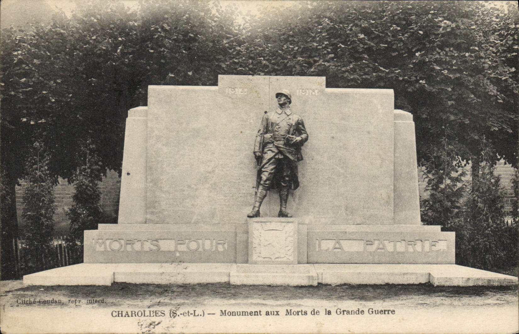 Charolles (S.-et-L.) — Monument aux Morts de la Grande Guerre — Cliché Goudon