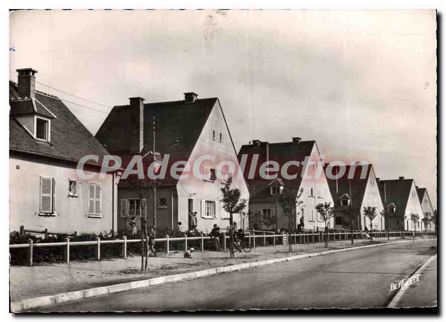Village de maisons à toits pointus — Le Creusot (S.-et-L.) — Photo BERTHELOT