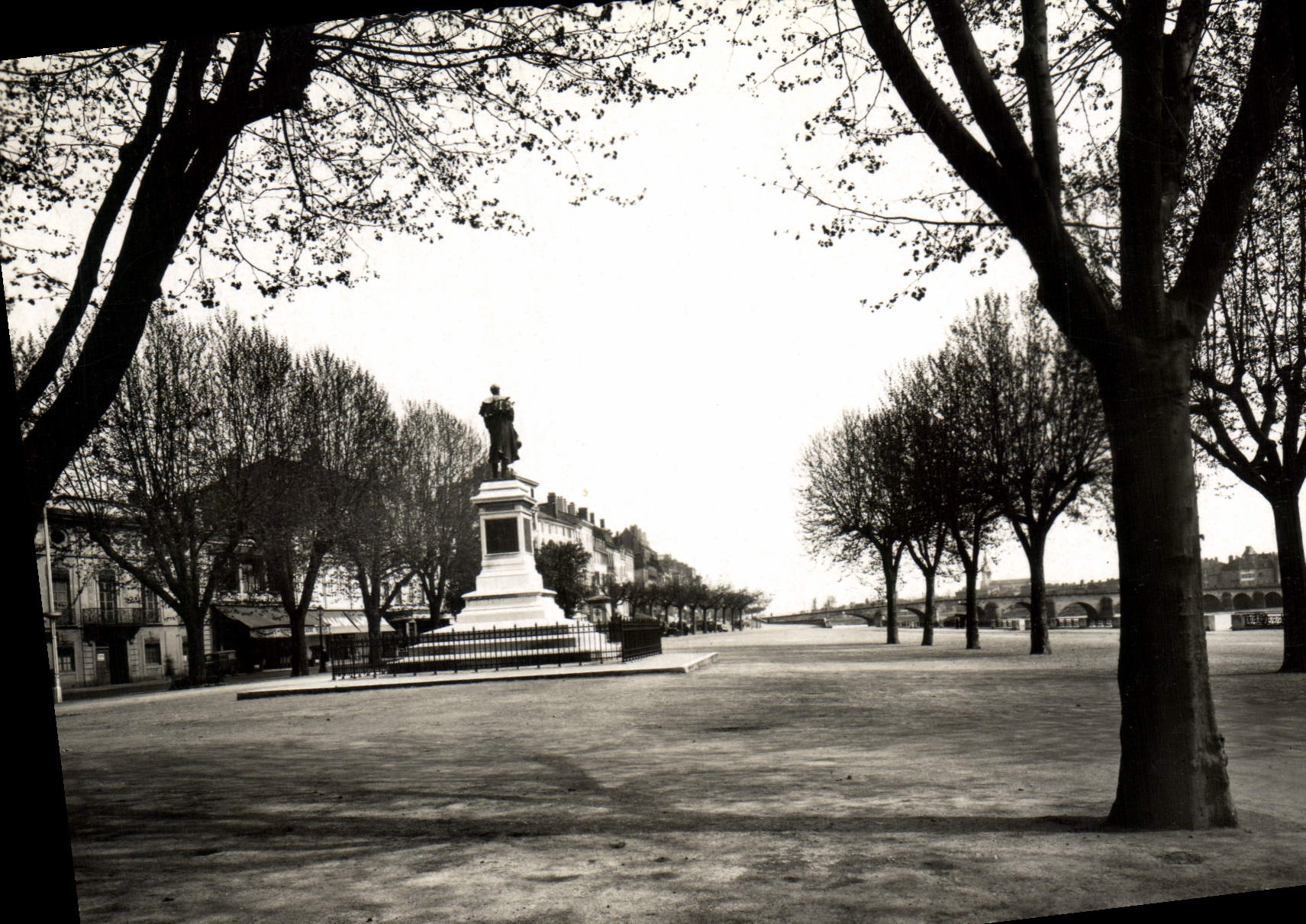 Macon (S.-et-L.) — Les Promenades du quai Lamartine et statue de Lamartine — Conzier Imp. Mailon