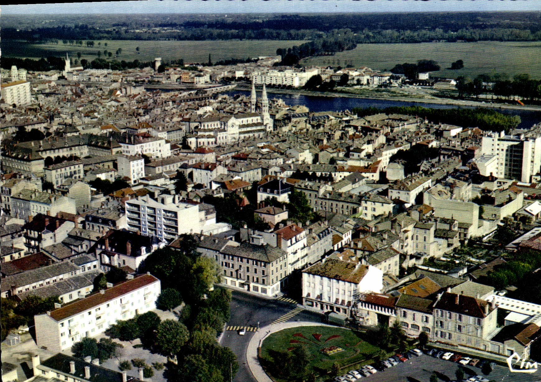 Macon (3.-et-L.) — vue générale aérienne — CIM
