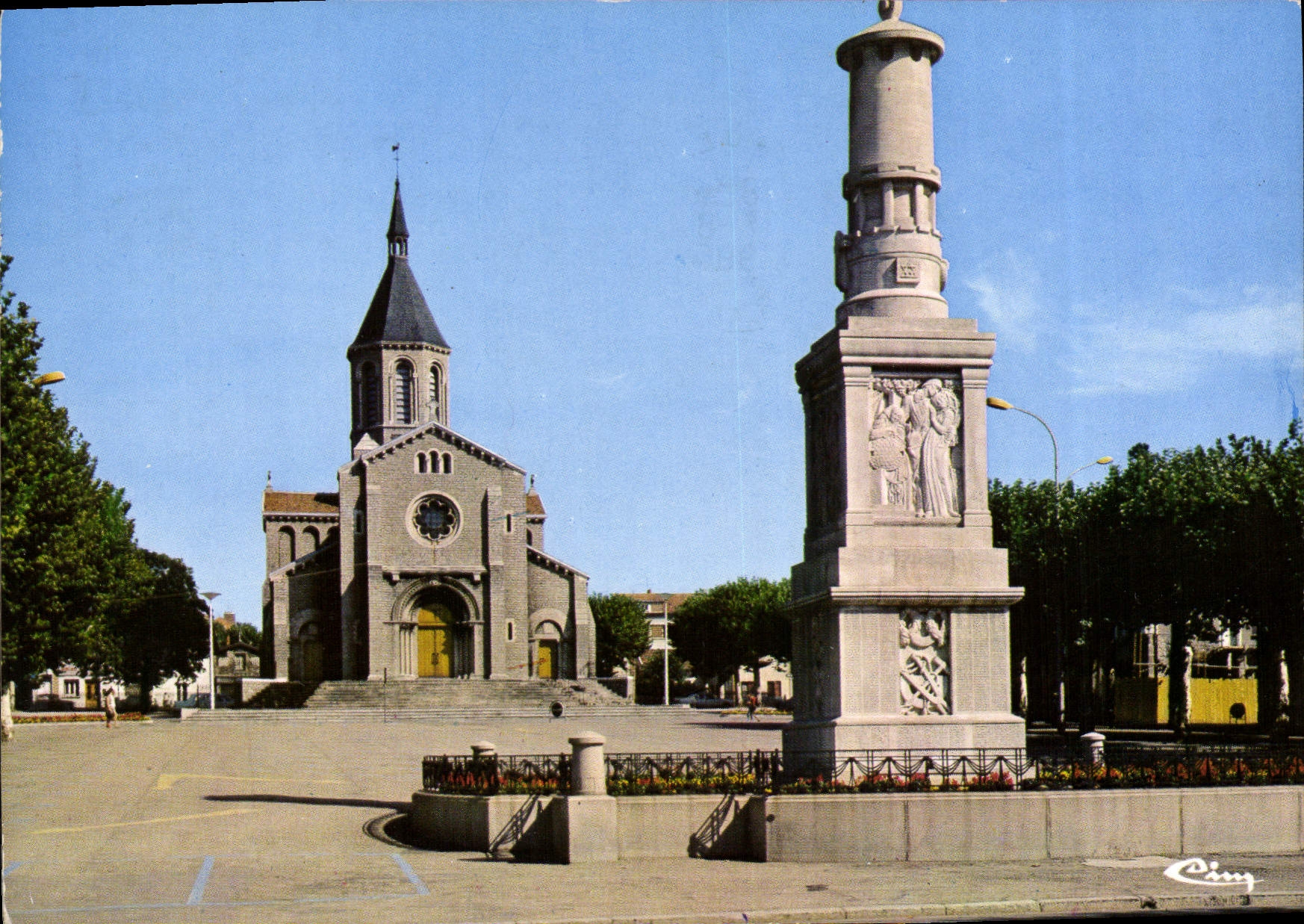 CPSM Montceau les Mines S et L Place du Marche monument aux morts 1914 1918 Sculpt M Antoine Bourdel