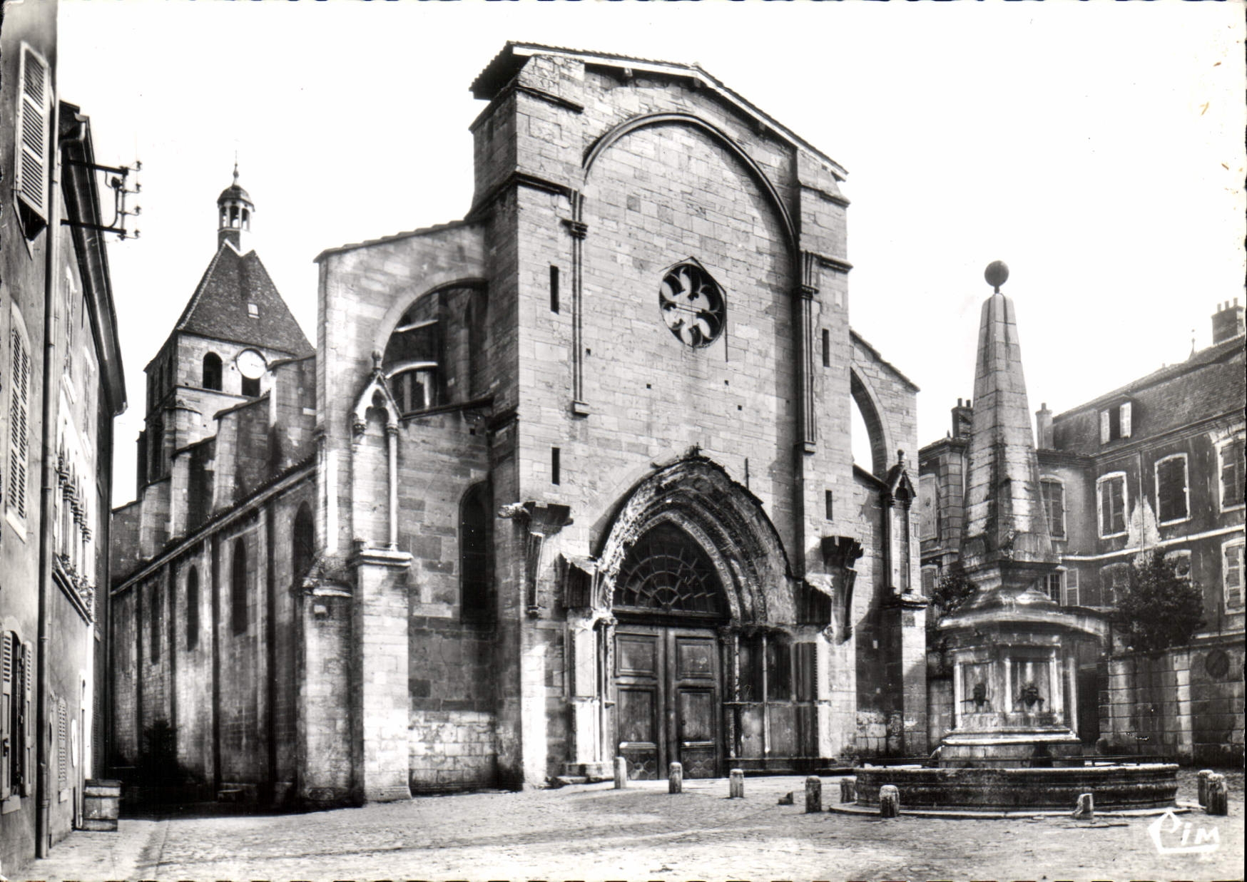 Cluny - Église Notre-Dame — style roman et ogival du XIIe s. — CIM