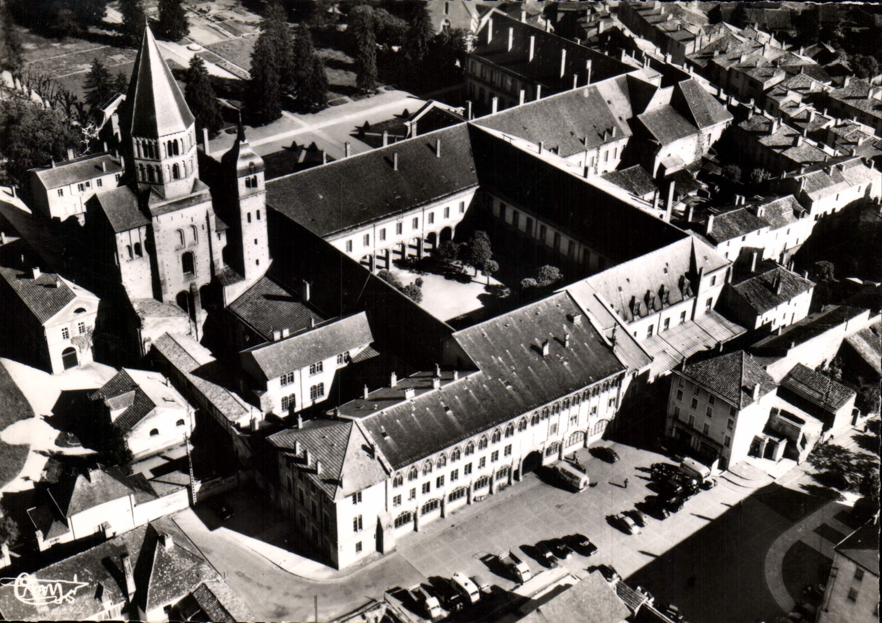 CPSM Cluny S et L Vue aerienne de l'Abbaye actuellement Ecole Nationale des Arts et Metiers 