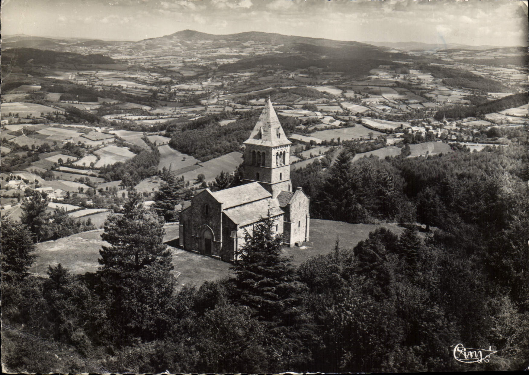 Montagne de DUN (S.-et-L.) — Vue aérienne et la Chapelle — Cliché J. COMBIEF