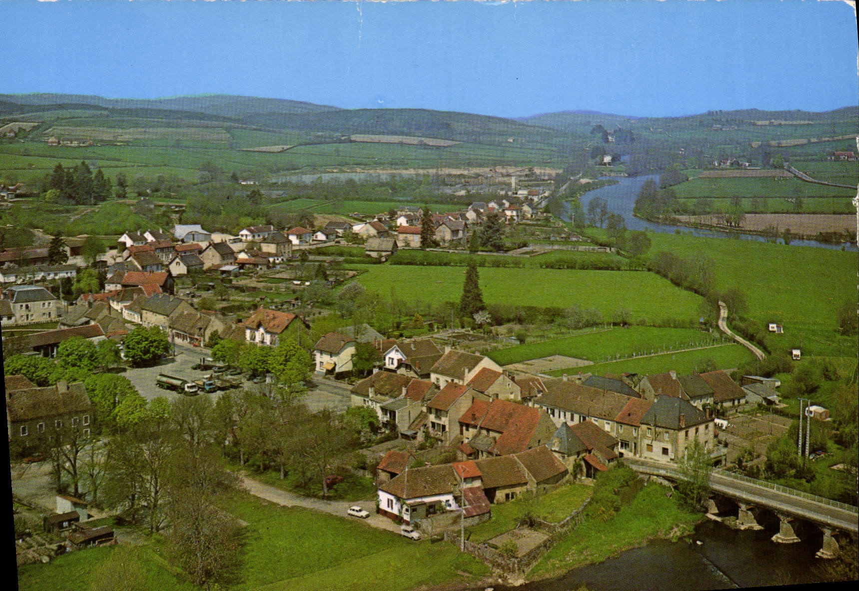 Toulon-sur-Arroux — vue aérienne du village et de la rivière — Cité Aimable, éditeur inconnu