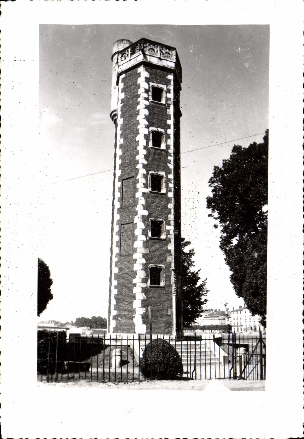 Chalon-sur-Saône — La tour du Doyenné — Collection J.F.M.