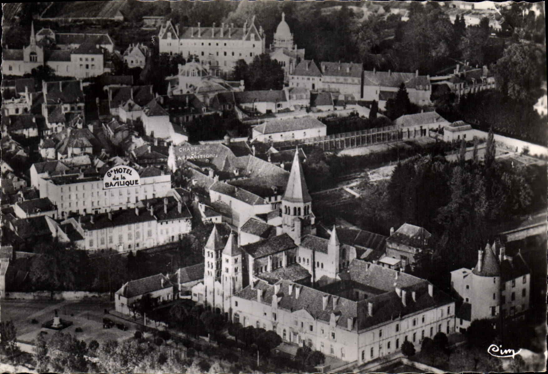 CPSM Paray le Monial S et L Vue panoramique sur la Basilique le Jardain et la Chapelle des Apparitio