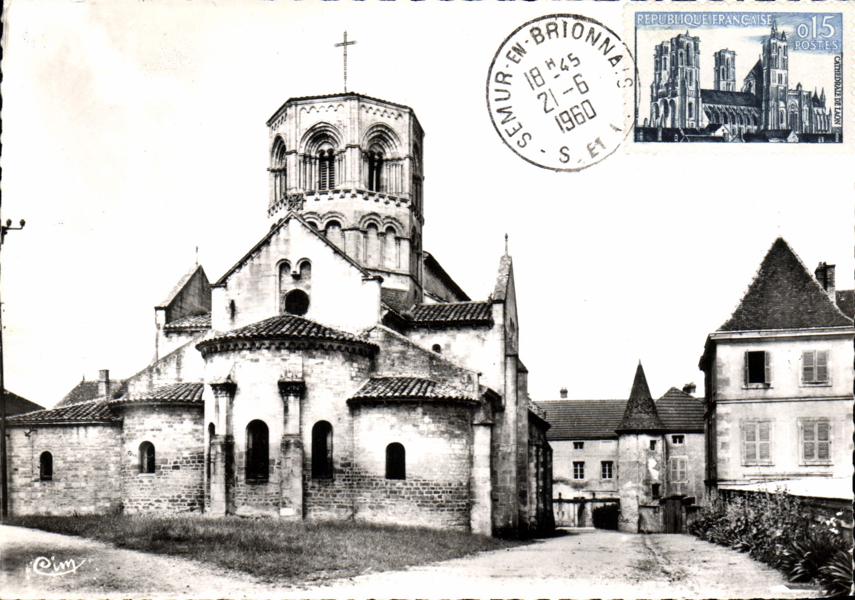 CPSM Semur en Brionnais S et L L'Eglise XIII est un des purs joyaux de l'Art roman biyzantin 
