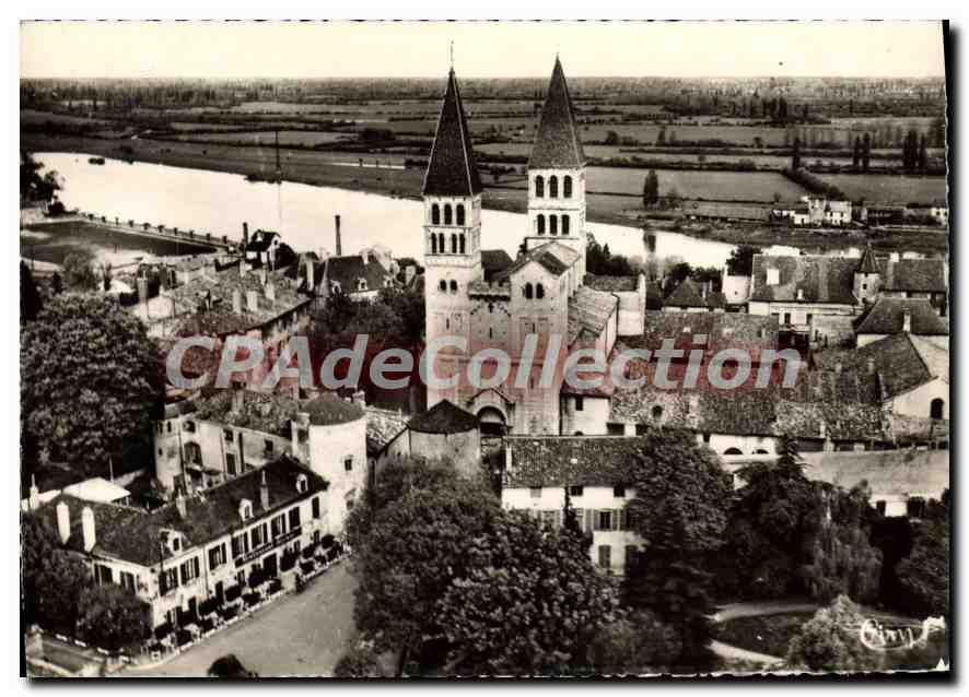 CPSM Tournus S et L Vue aerienne sur l'Abbaye l'Eglise St Philibert la Saone