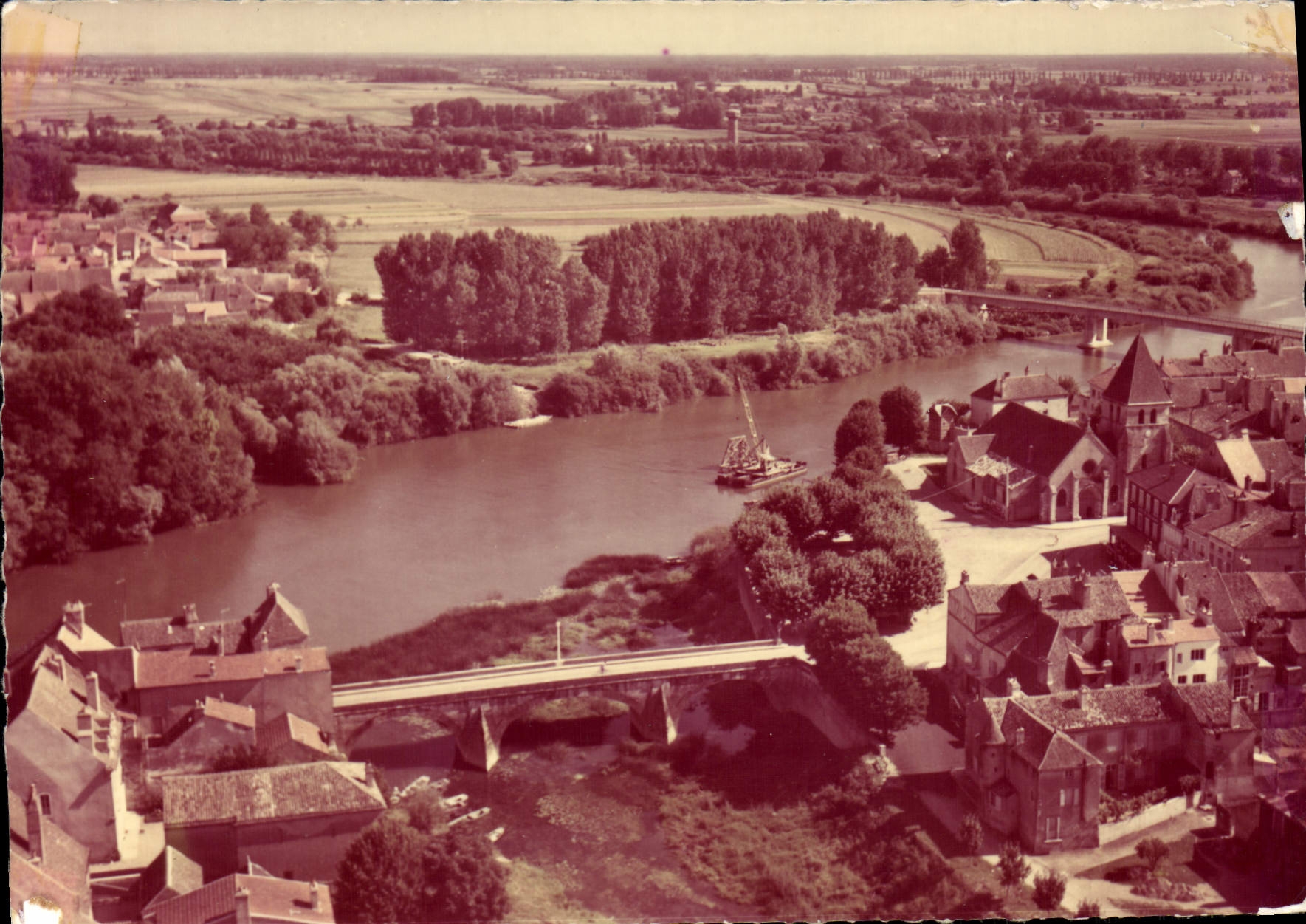 Verdun-sur-le-Doubs — Vue aérienne sur le bourg et le Doubs — Combier Imp. Macon