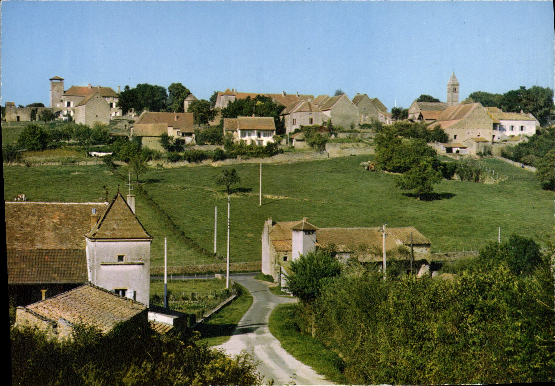 CPSM TAIZE Village avec eglise romane 