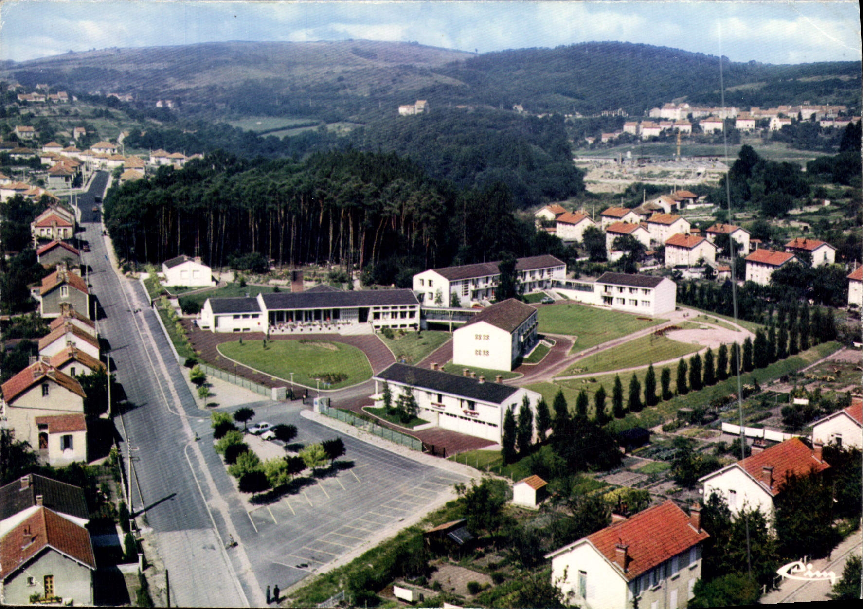 Vue aérienne du CREUSOT (S.-et-L.) — Résidence Canada — Arch. M. Palazzi — n° 261 — Imprimeur Gombier