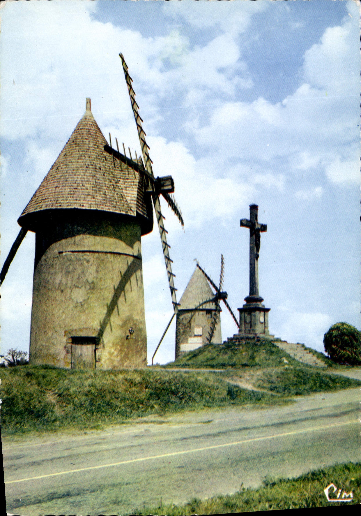 Deux moulins à vent et croix au Mont des Alouettes — Le Haut Bocage Vendéen — Cim