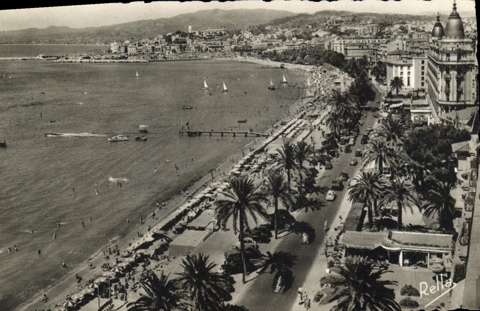 Cannes — Vue générale sur la Promenade de la Croisette et le Suquet — Éditions Rella