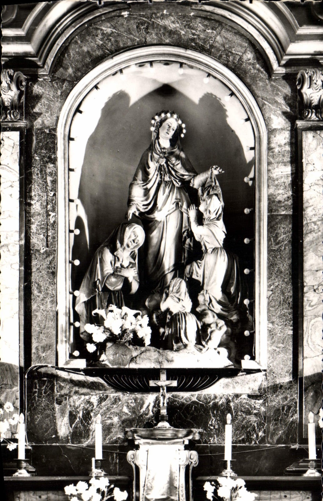 Notre-Dame de la Providence — statue de la Vierge entourée de fidèles — Éditions MAR, Nice