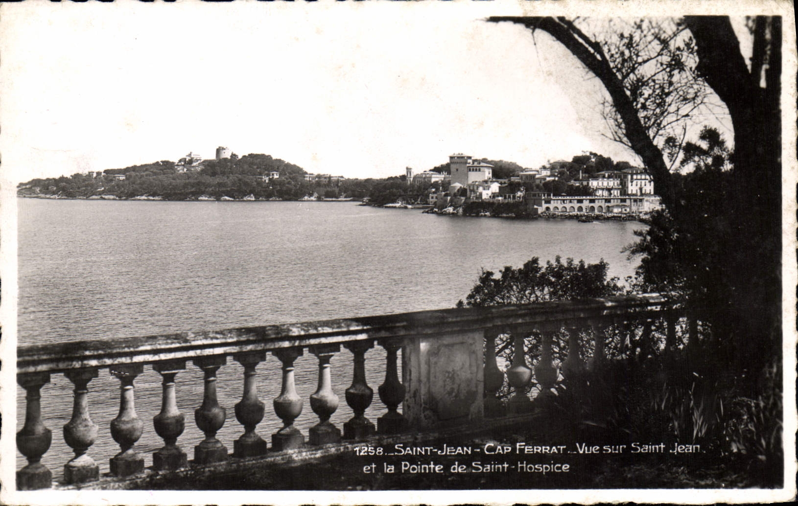 Saint-Jean-Cap-Ferrat — Blick auf Saint-Jean und die Pointe de Saint-Hospice — Edition La Cigogne