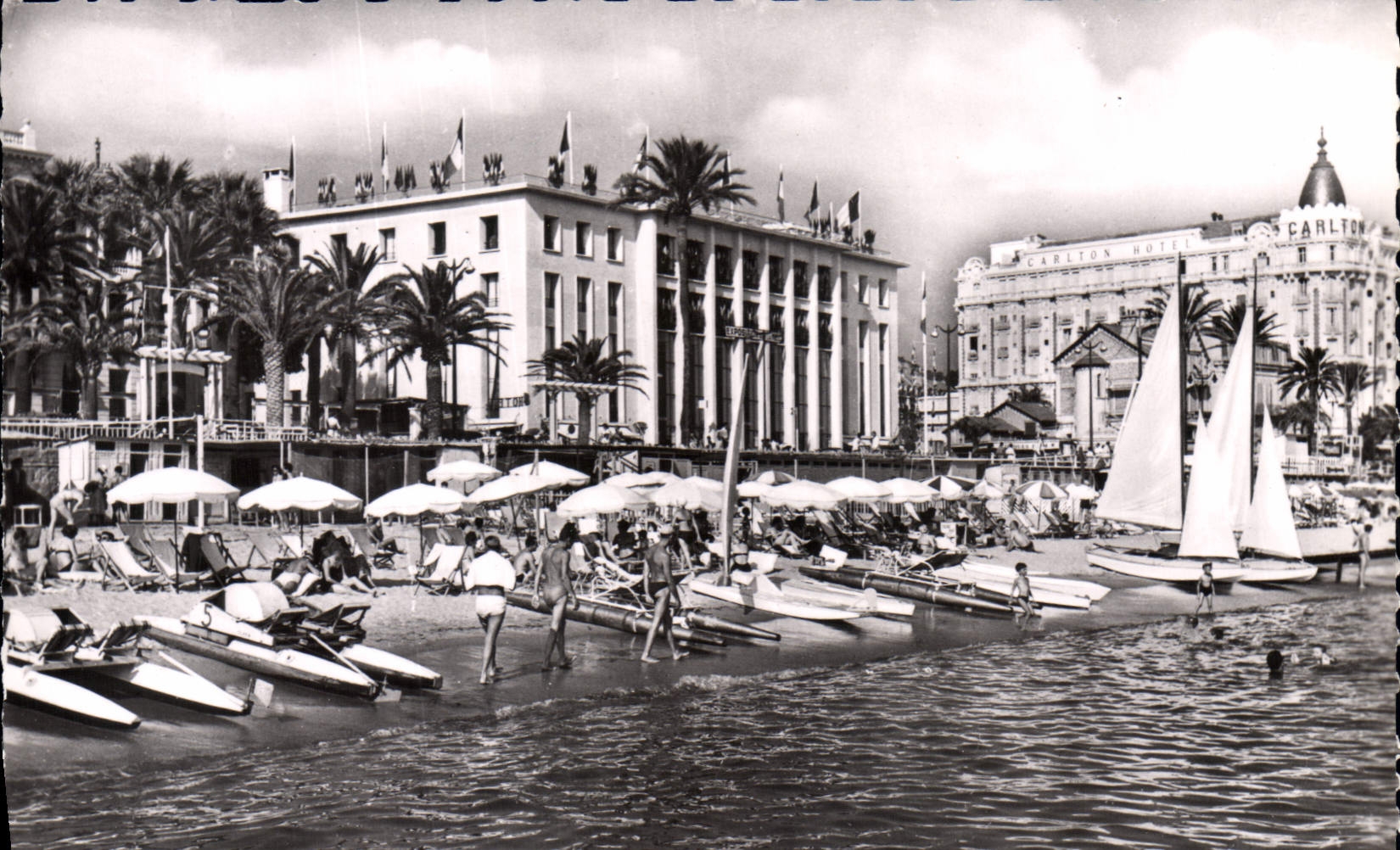 CPA Cannes palais du Festival le Carlton et la plage 