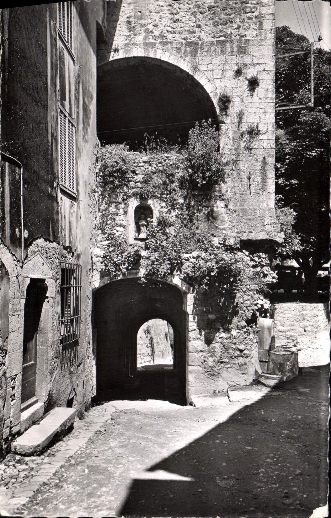 Saint-Paul (Alpes-Maritimes) — Tour de Garde — Éditions Le Menestre
