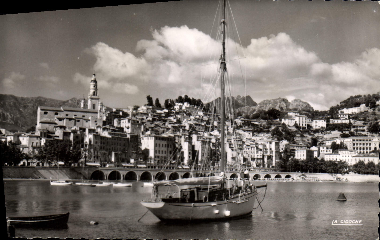 Menton — Vue du port et de la vieille ville — La Cigogne
